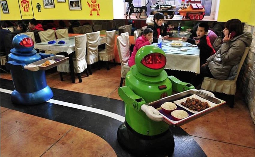 Роботы-официанты в китайских ресторанах