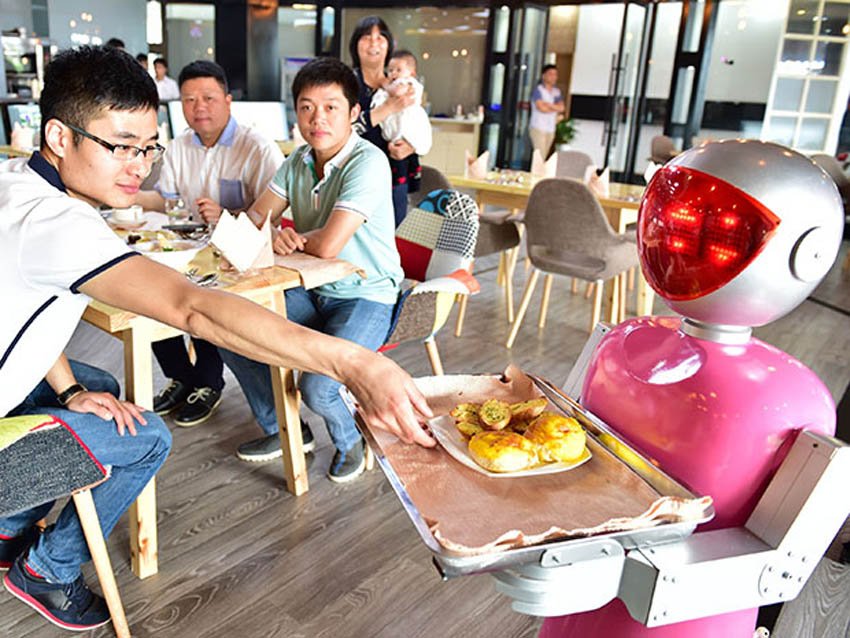 Роботы официанты в Китае