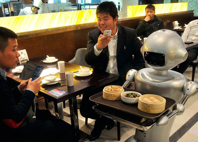 Роботы-официанты в китайских ресторанах