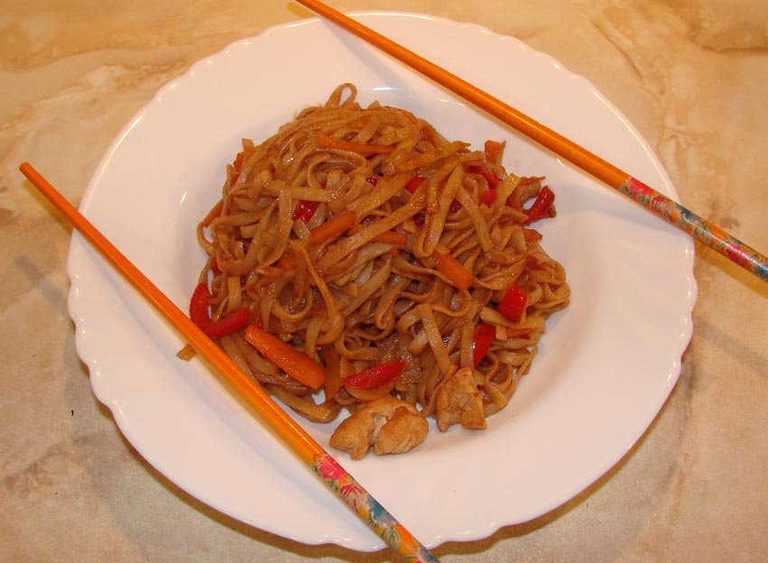 Китайская лапша с курицей и овощами - пошаговый рецепт