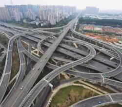 Сколько китайцы строят дорог в год