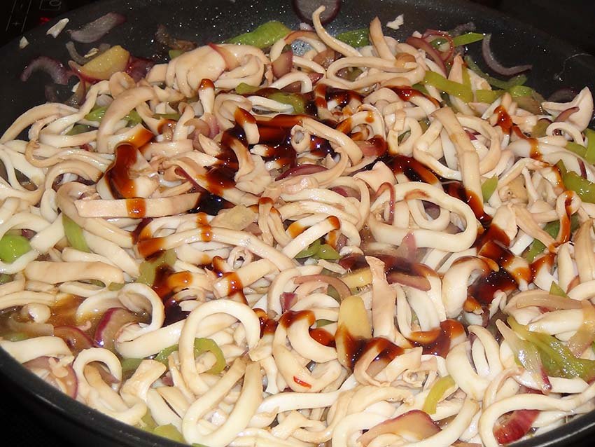 Кальмары с луком и перцем по-китайски - пошаговый рецепт