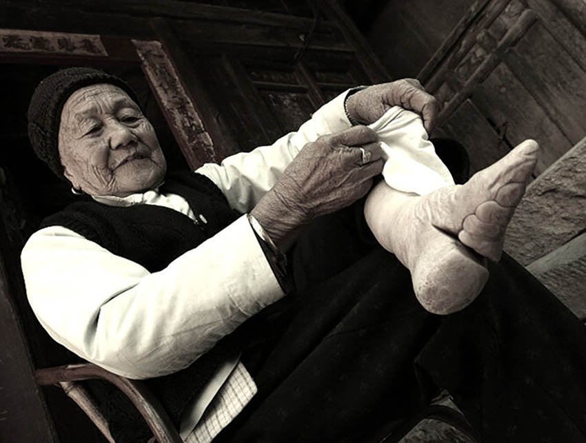 Зачем в Китае бинтовали ноги девушки - туфли лотосы