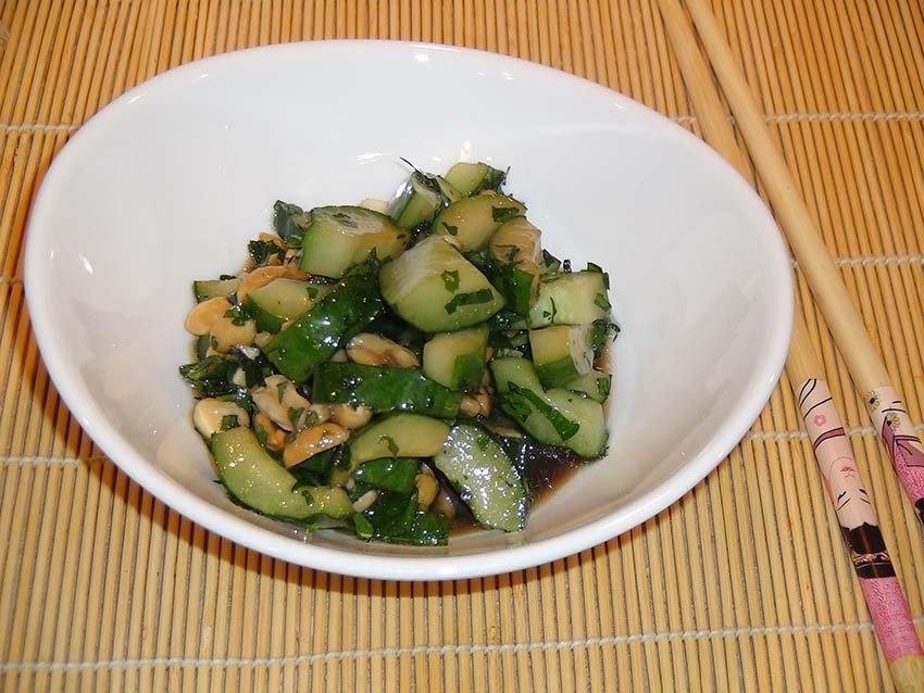 Китайский салат с арахисом и свежим огурцом - пошаговый рецепт