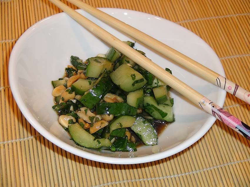 Китайский салат с арахисом и свежим огурцом - пошаговый рецепт